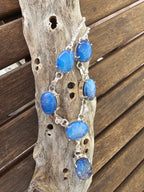 Lindo collar azul brillante para cualquier ocasión