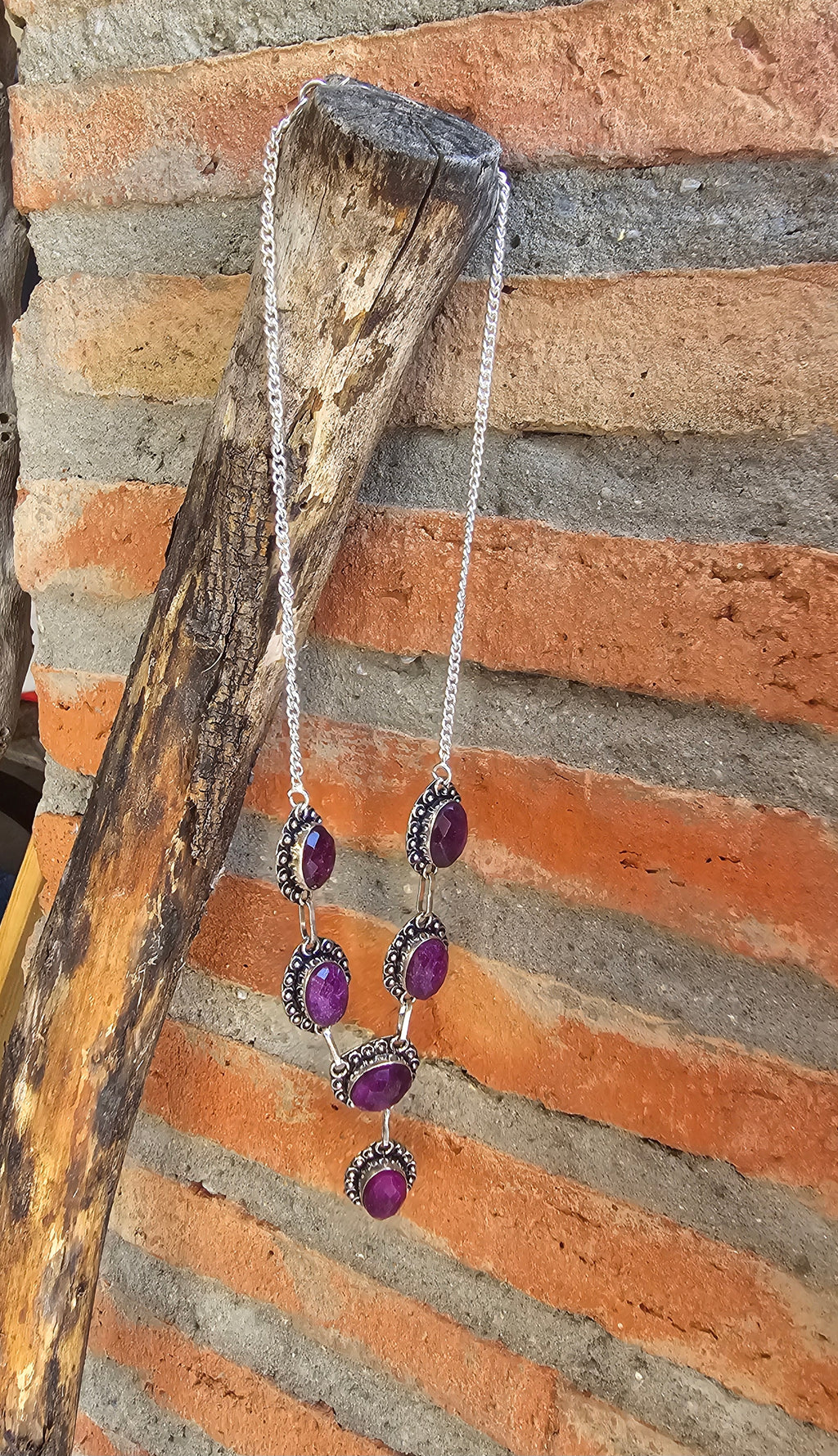 Lindo collar púrpura para cualquier ocasión