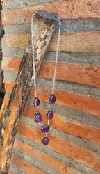 Lindo collar púrpura para cualquier ocasión