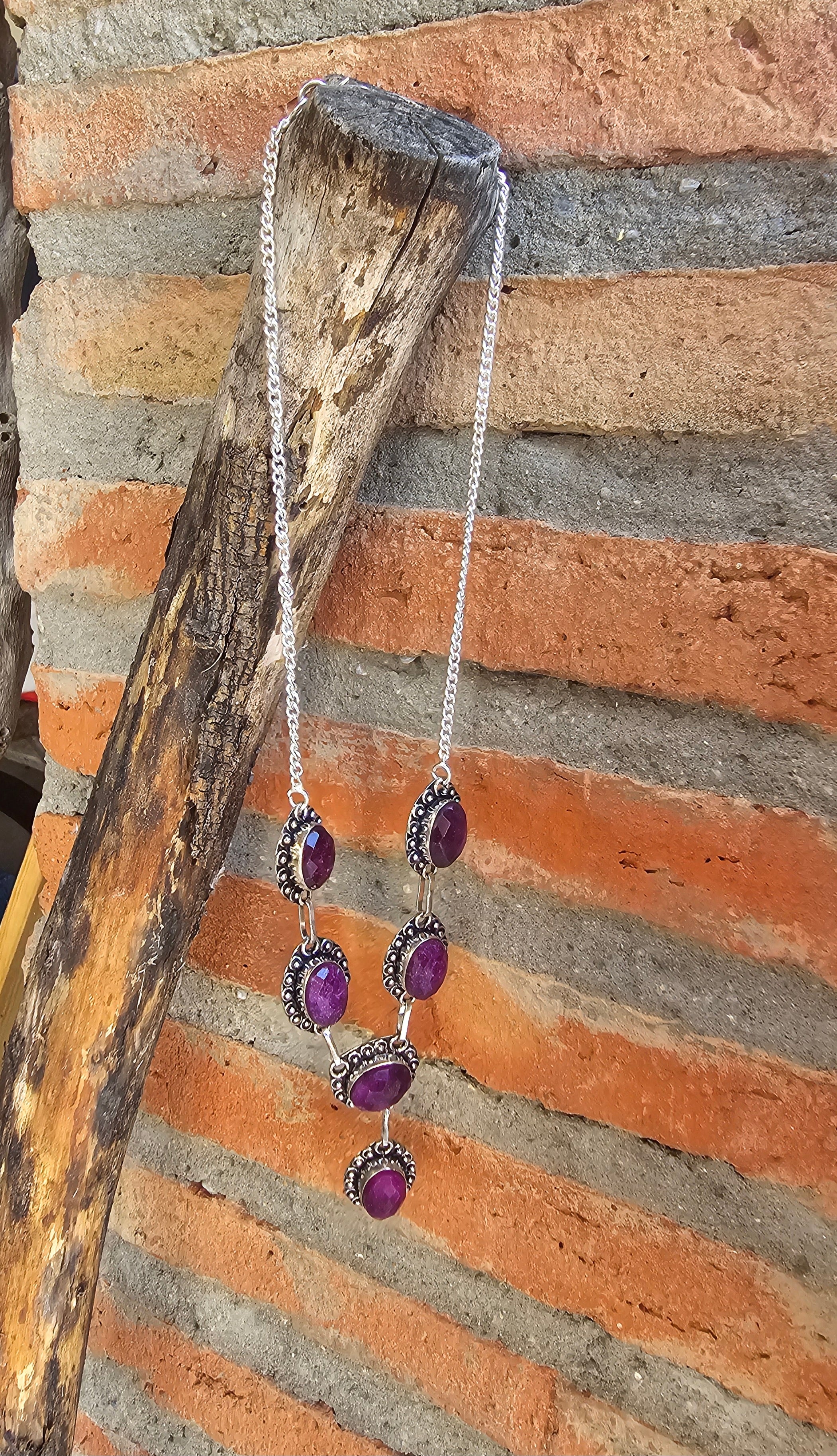 Lindo collar púrpura para cualquier ocasión