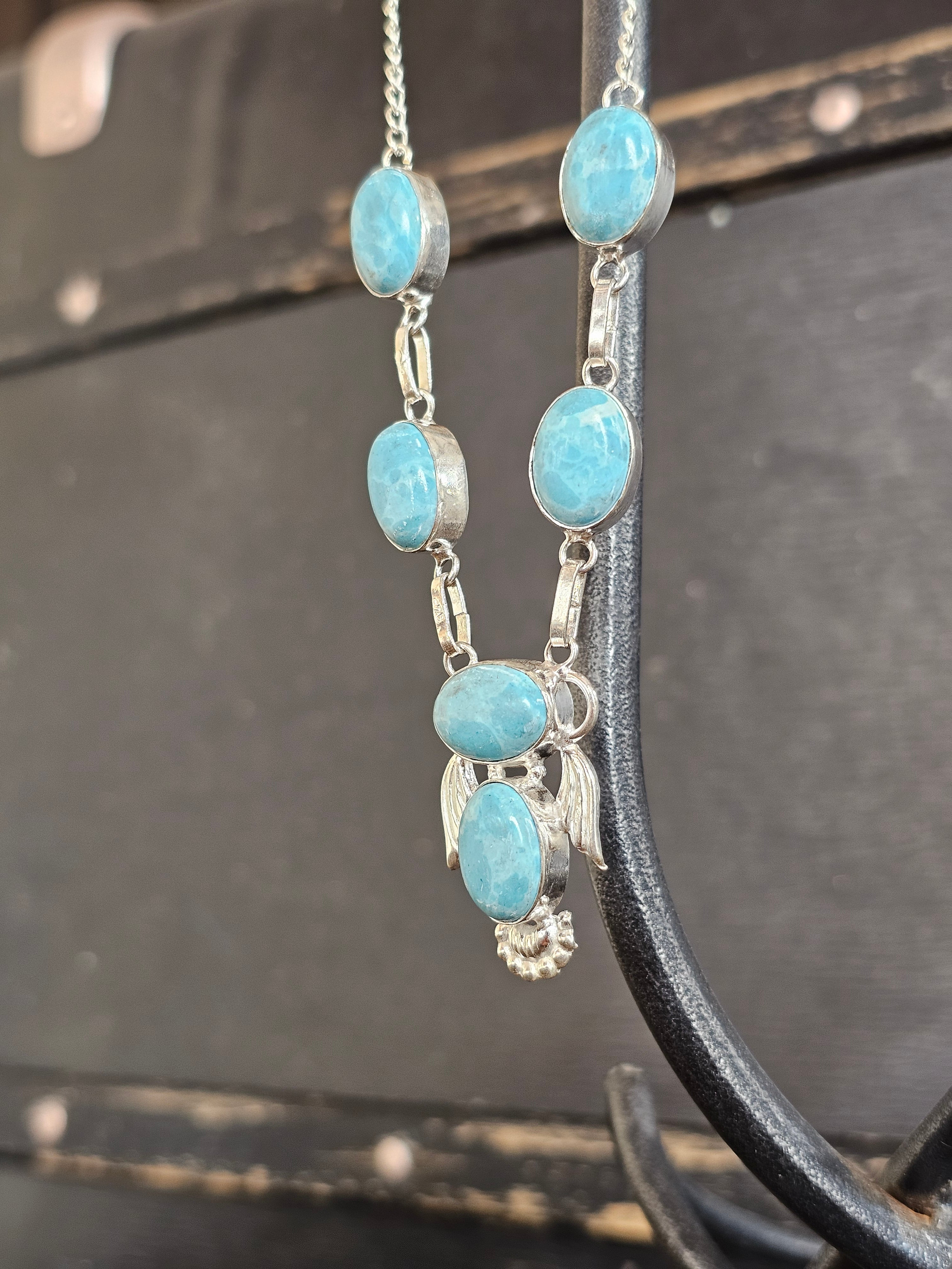 Bonito collar lavalier con alas