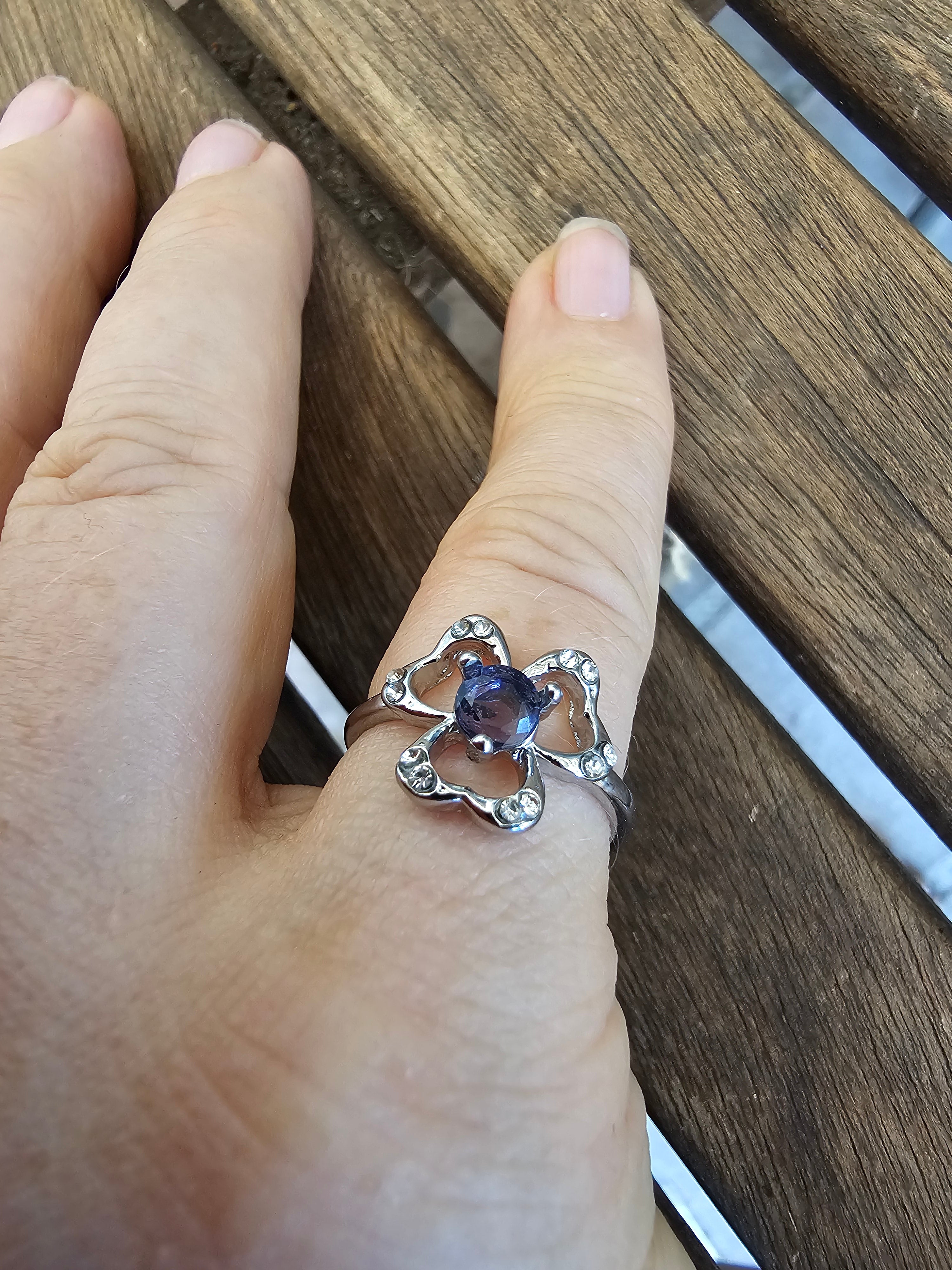 Lindo anillo con forma floral