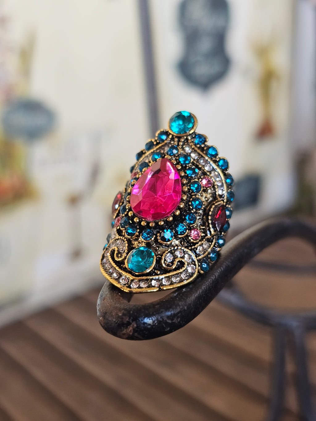 Enorme y magnífico anillo diseño audaz