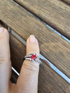 Lindo y femenino anillo con un cristal central