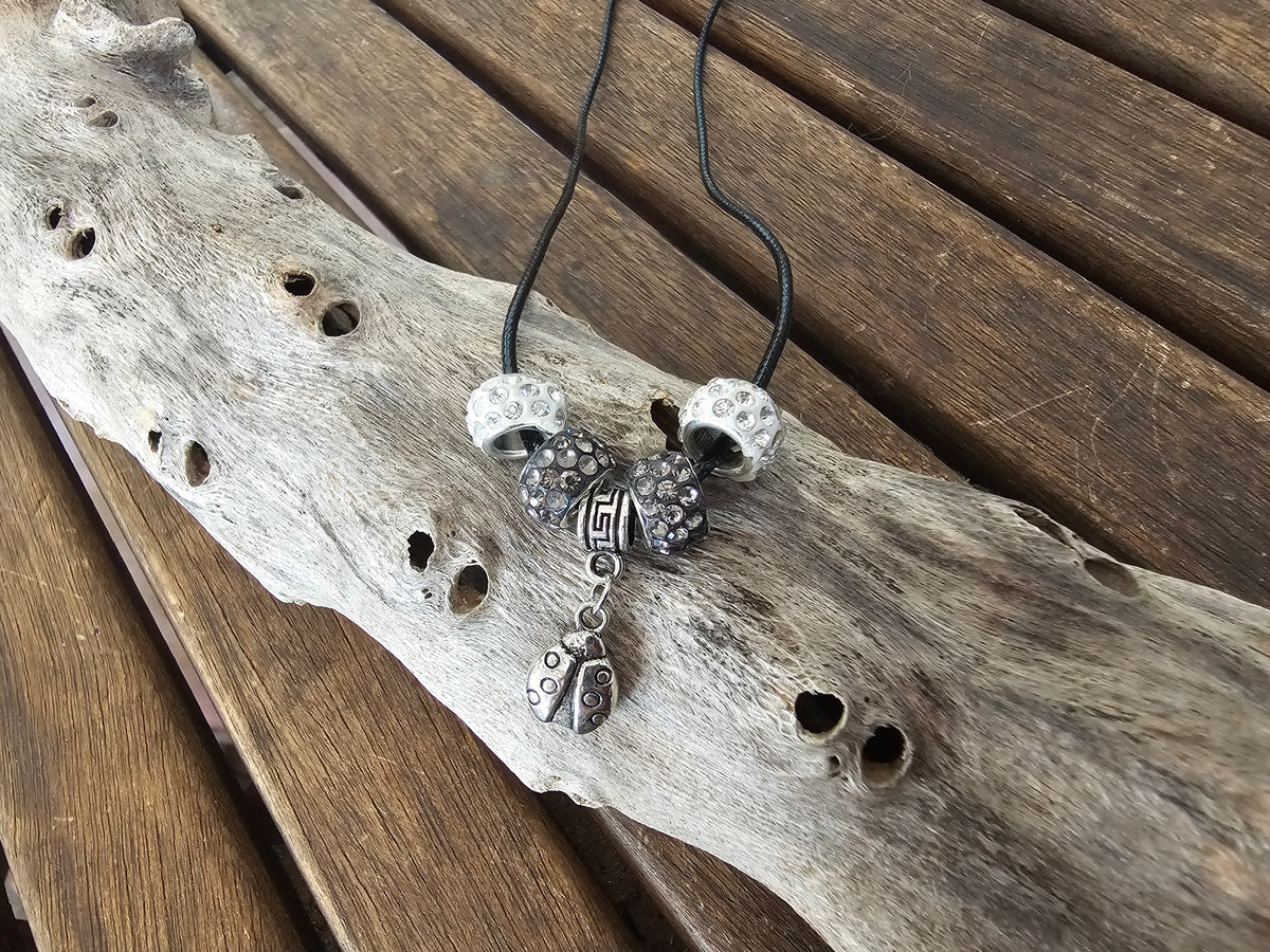 Collar de Cordón Negro con Colgante de Mariquita y Cuentas de Cristal Estilo Pandora