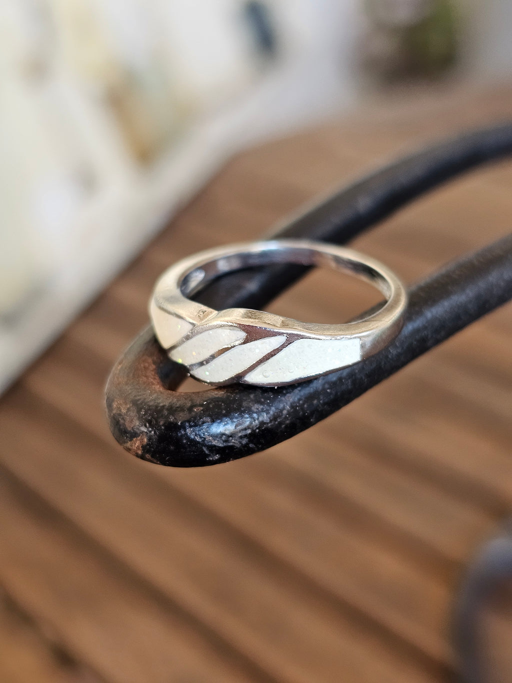 Precioso anillo con diseño ondulado
