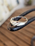 Precioso anillo con diseño ondulado