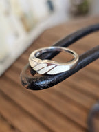 Precioso anillo con diseño ondulado