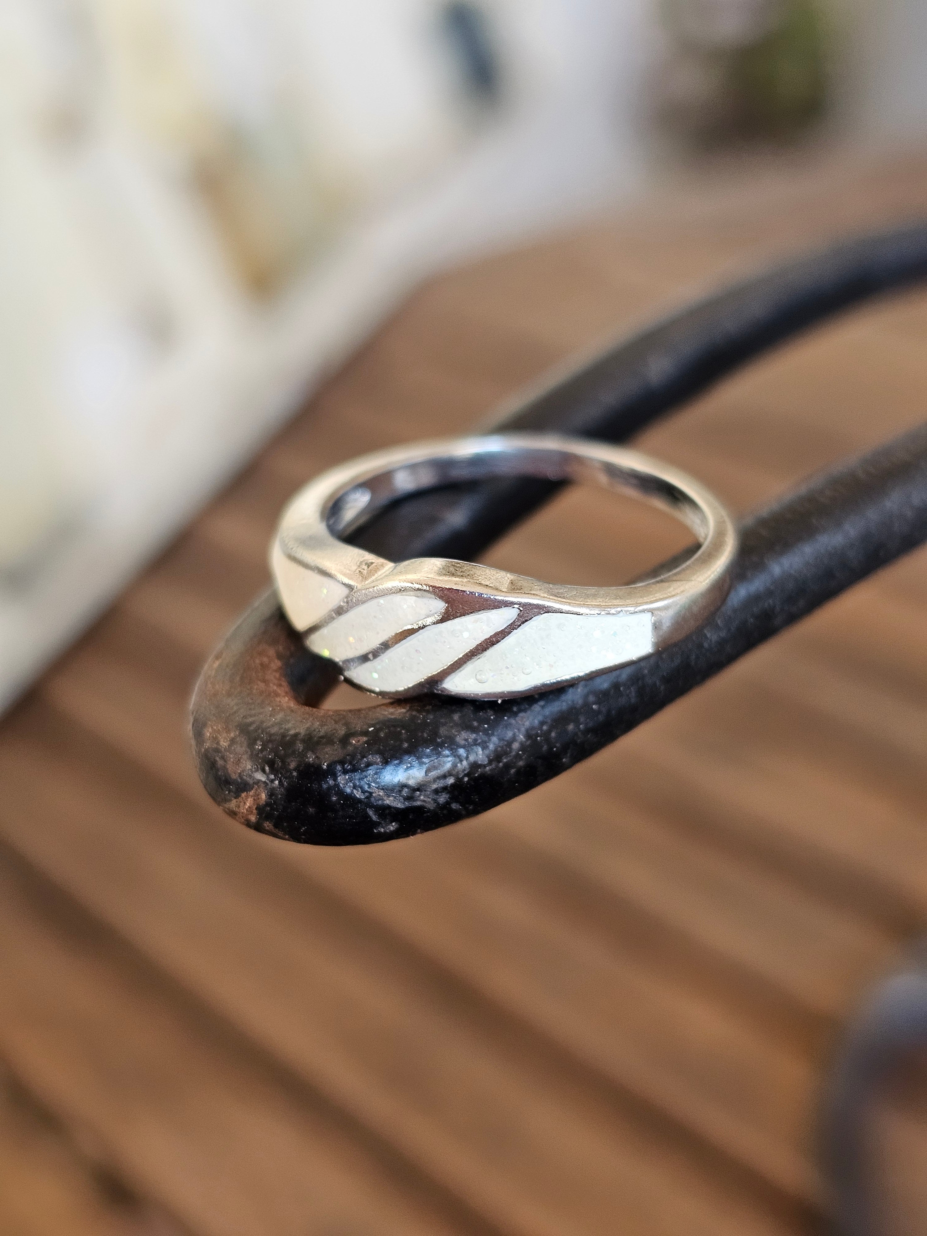 Precioso anillo con diseño ondulado