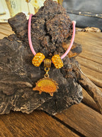 Collar Cordón Rosa con Colgante Erizo y Charms Brillantes