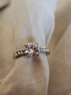 Anillo clásico con cristales