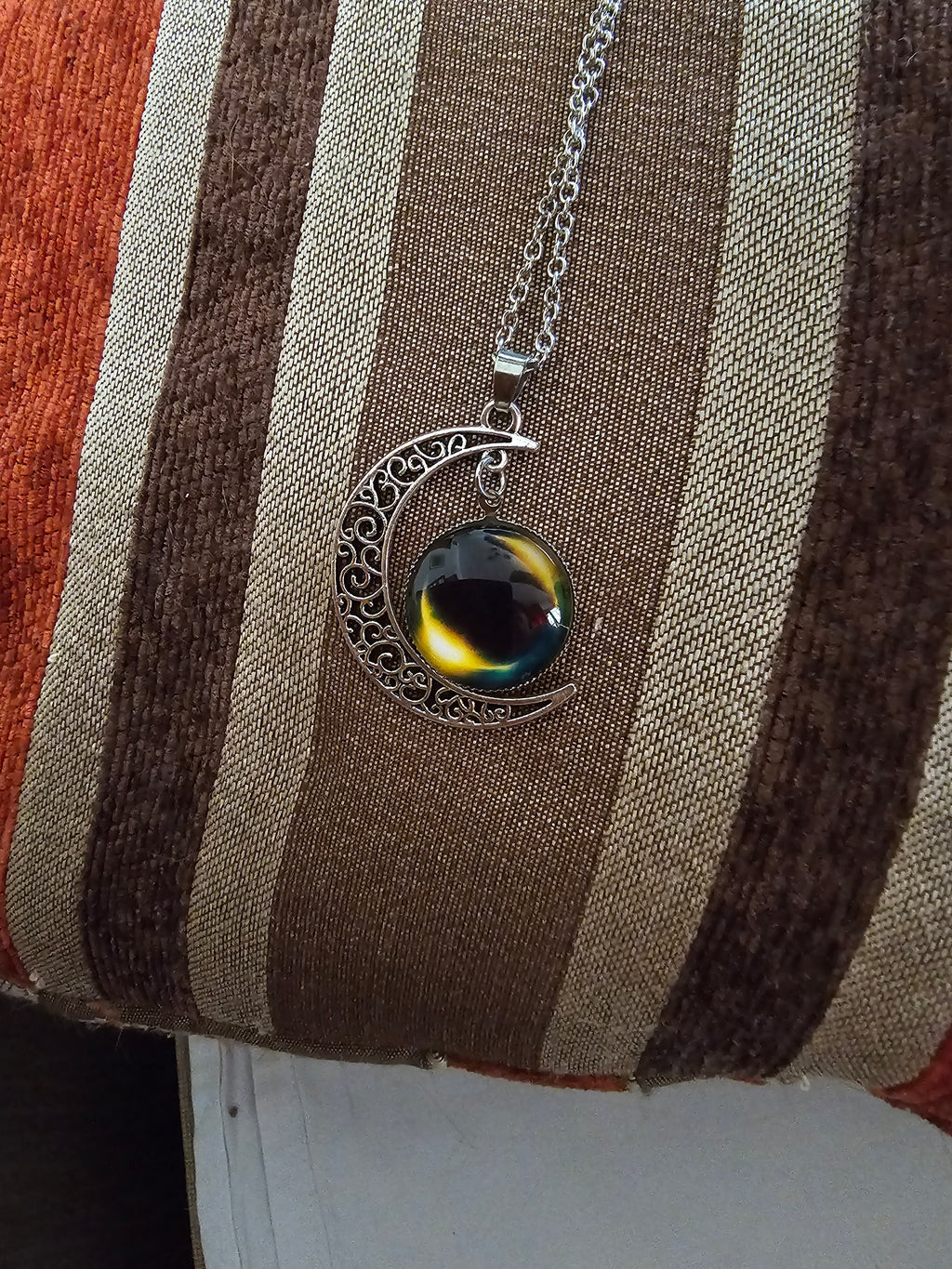 Collar con colgante de media luna