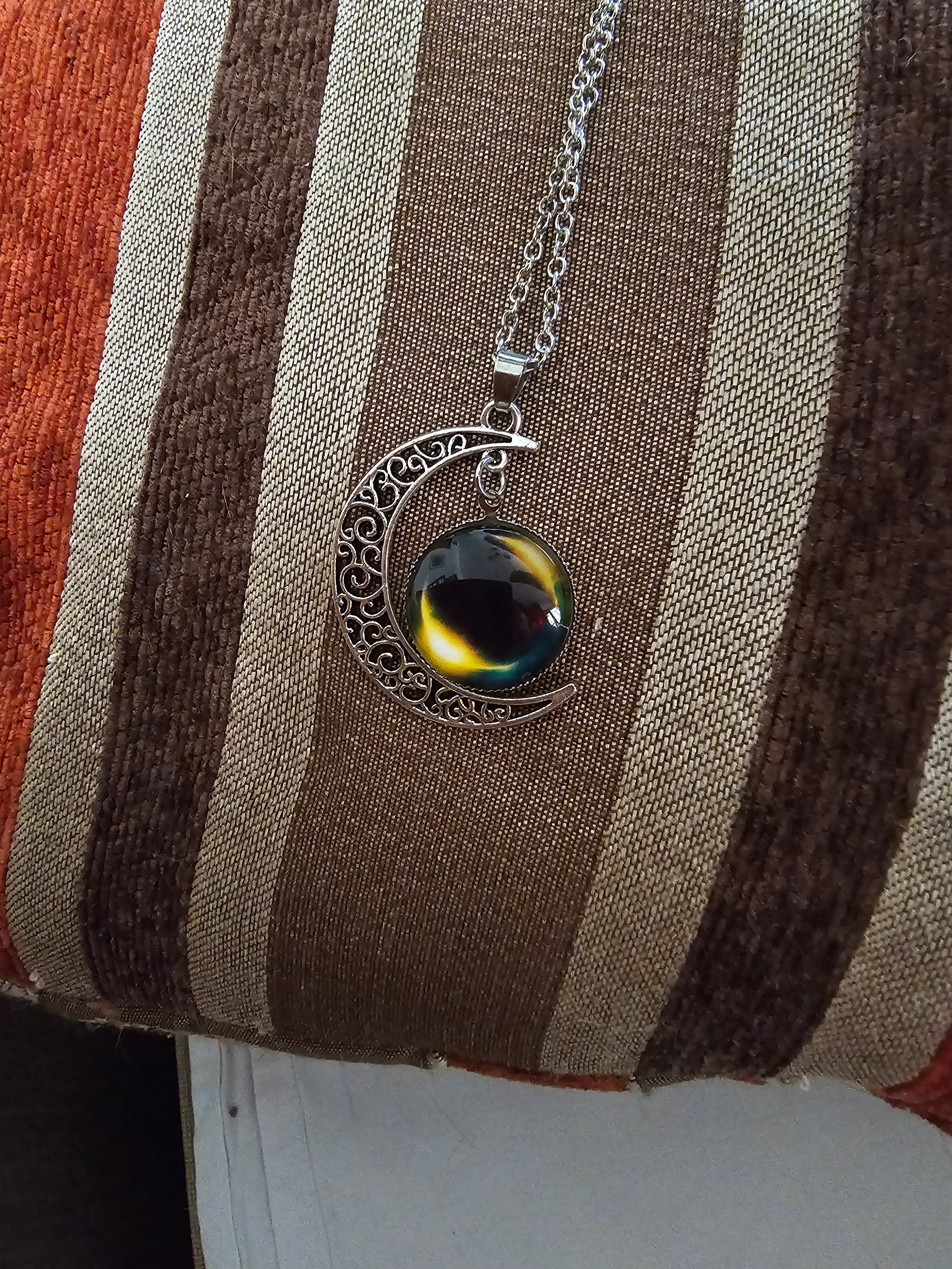 Collar con colgante de media luna