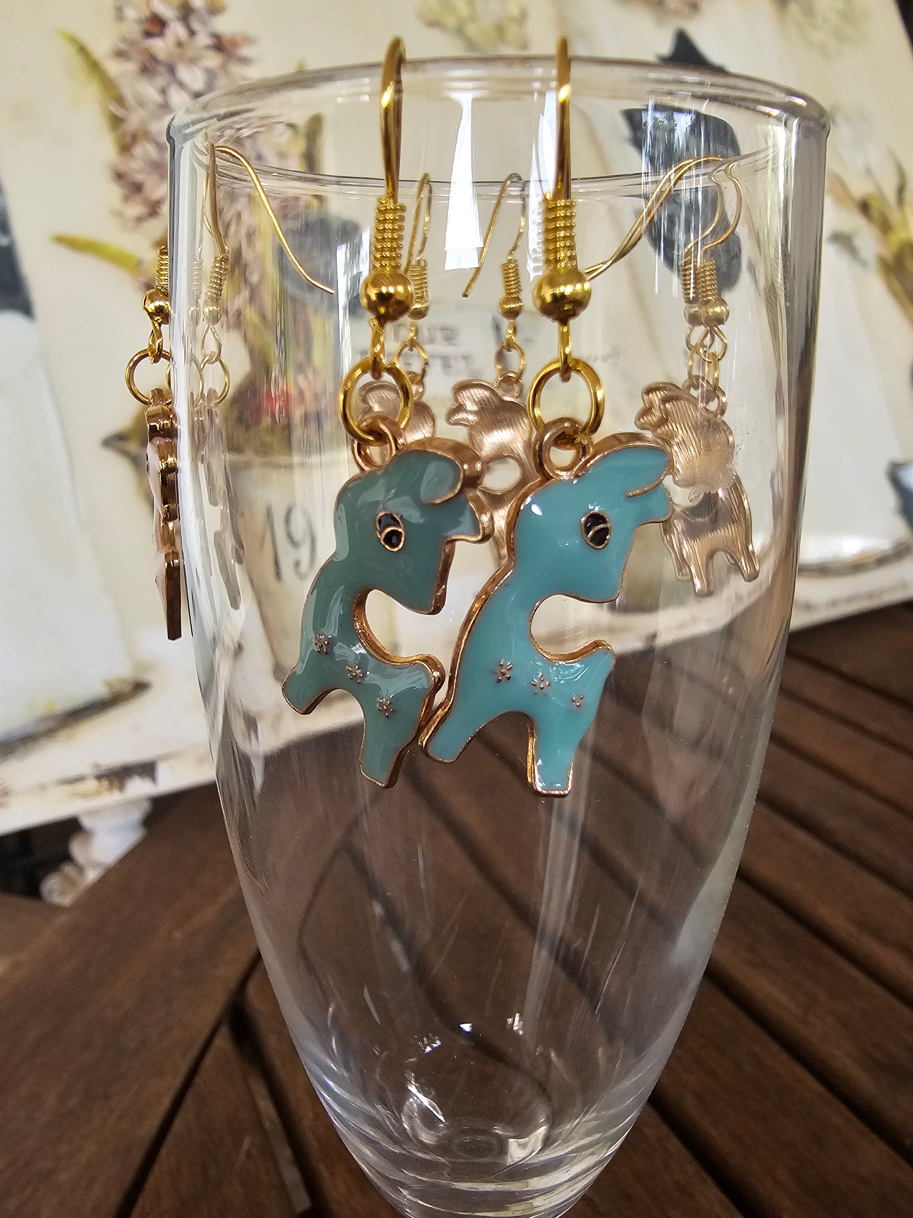 Pendientes de llama en rosa, azul, blanco y negro
