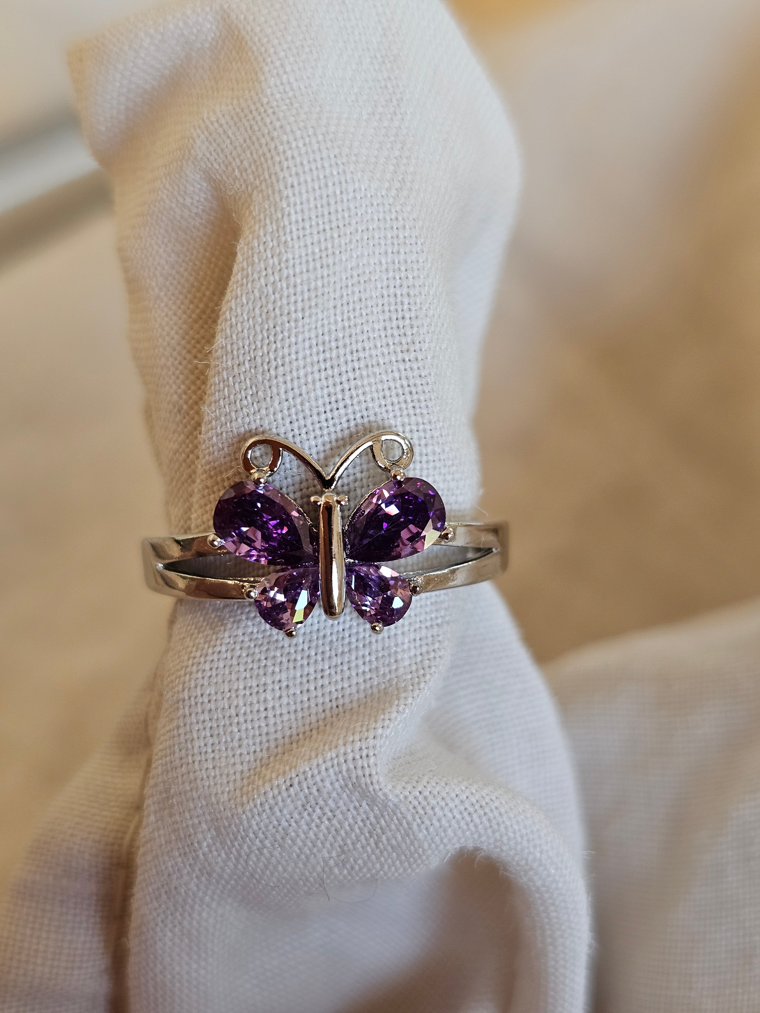 Un anillo en forma de mariposa