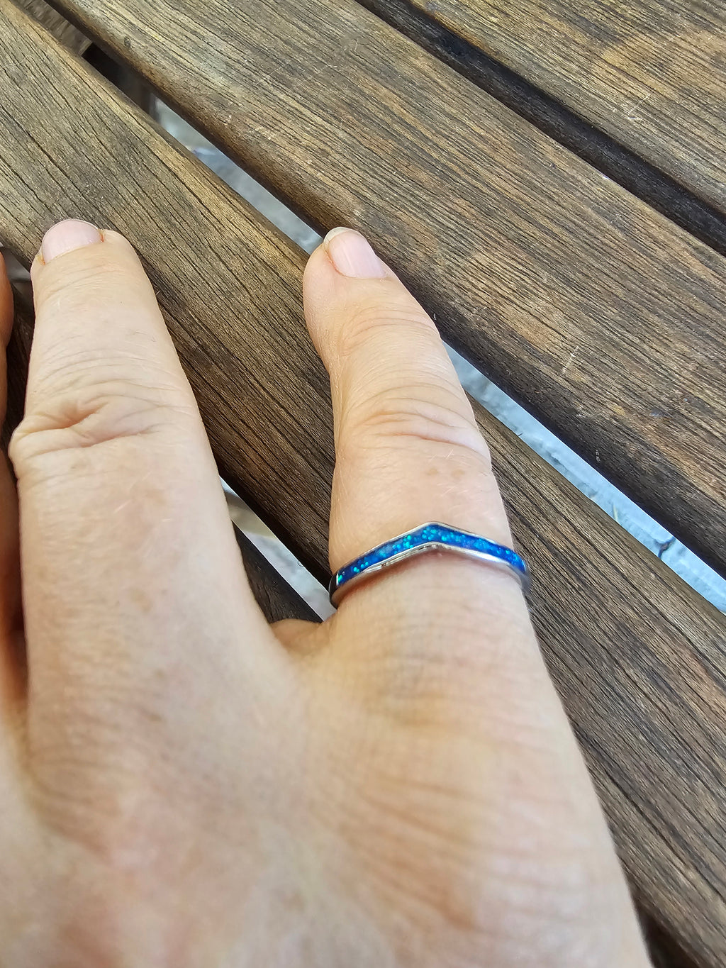 Hermoso anillo de forma de chevron