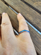 Hermoso anillo de forma de chevron