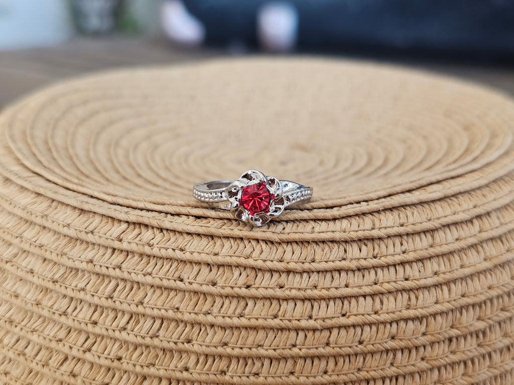 Lindo y femenino anillo con un cristal central
