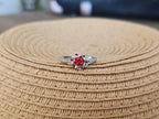 Lindo y femenino anillo con un cristal central