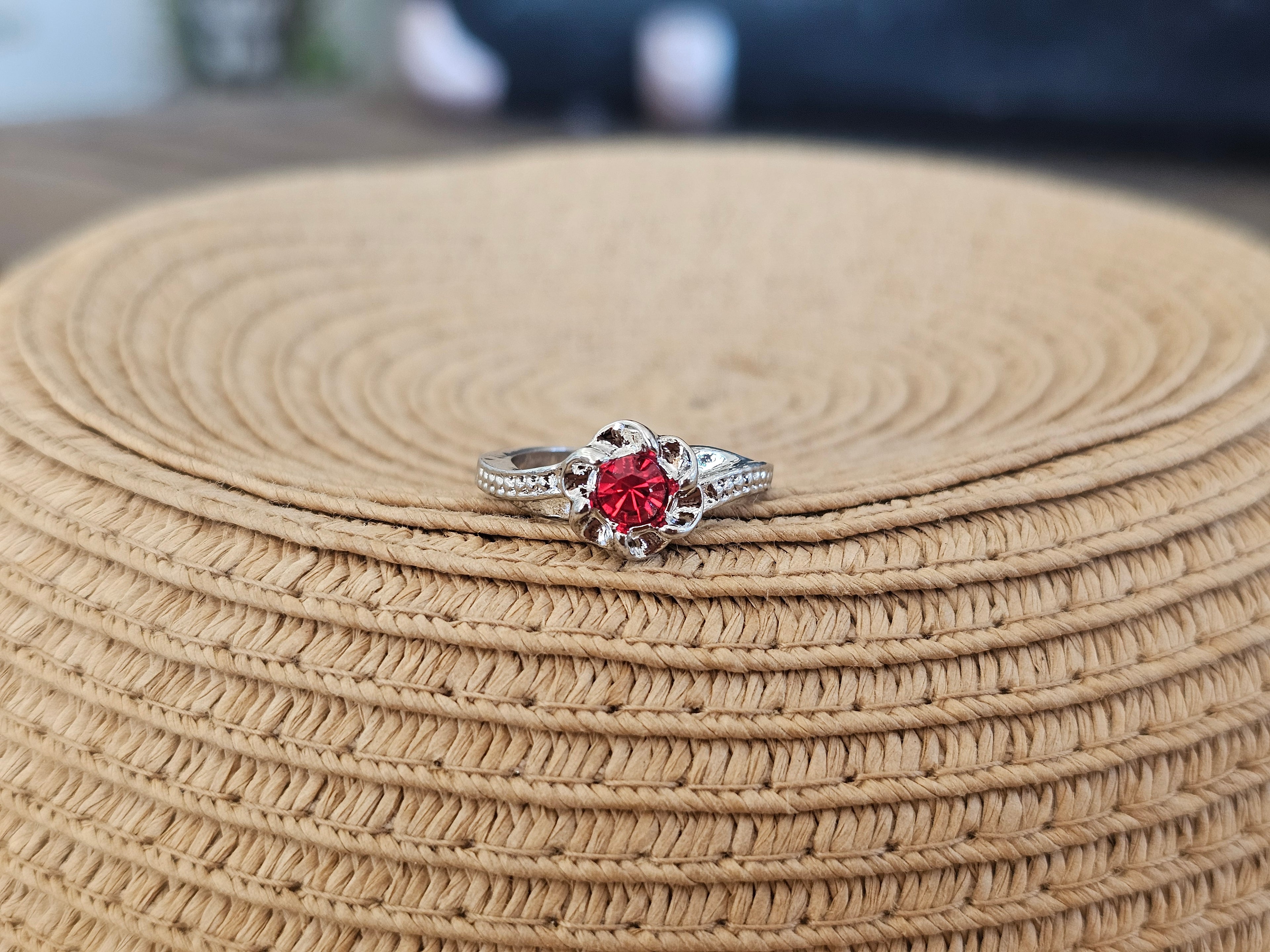 Lindo y femenino anillo con un cristal central