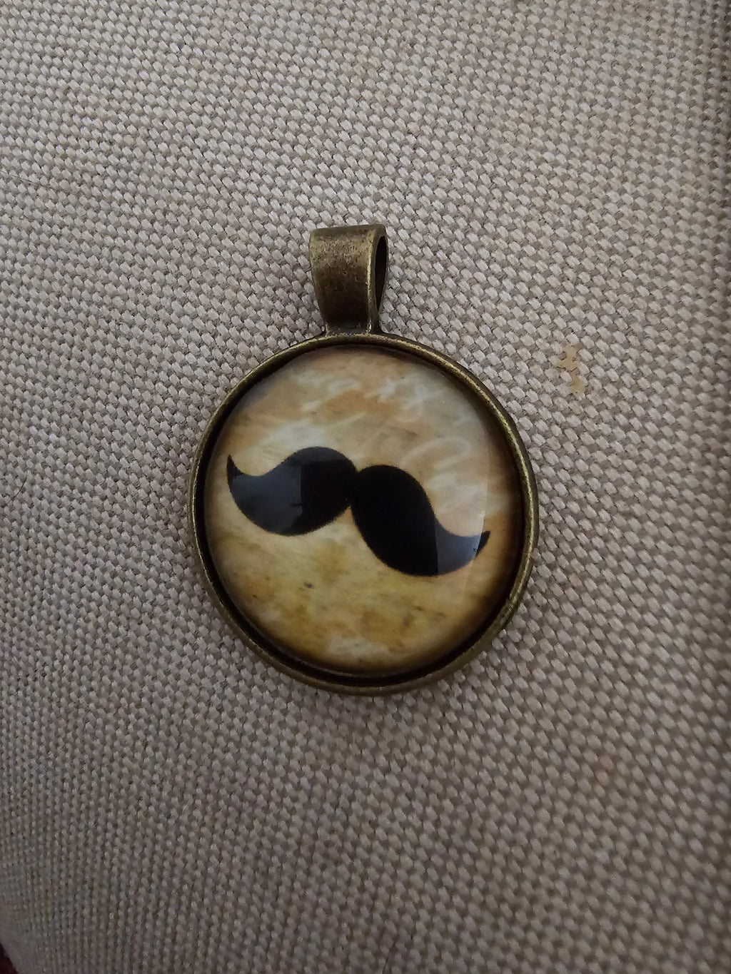 Colgante con mostacho