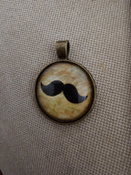 Colgante con mostacho