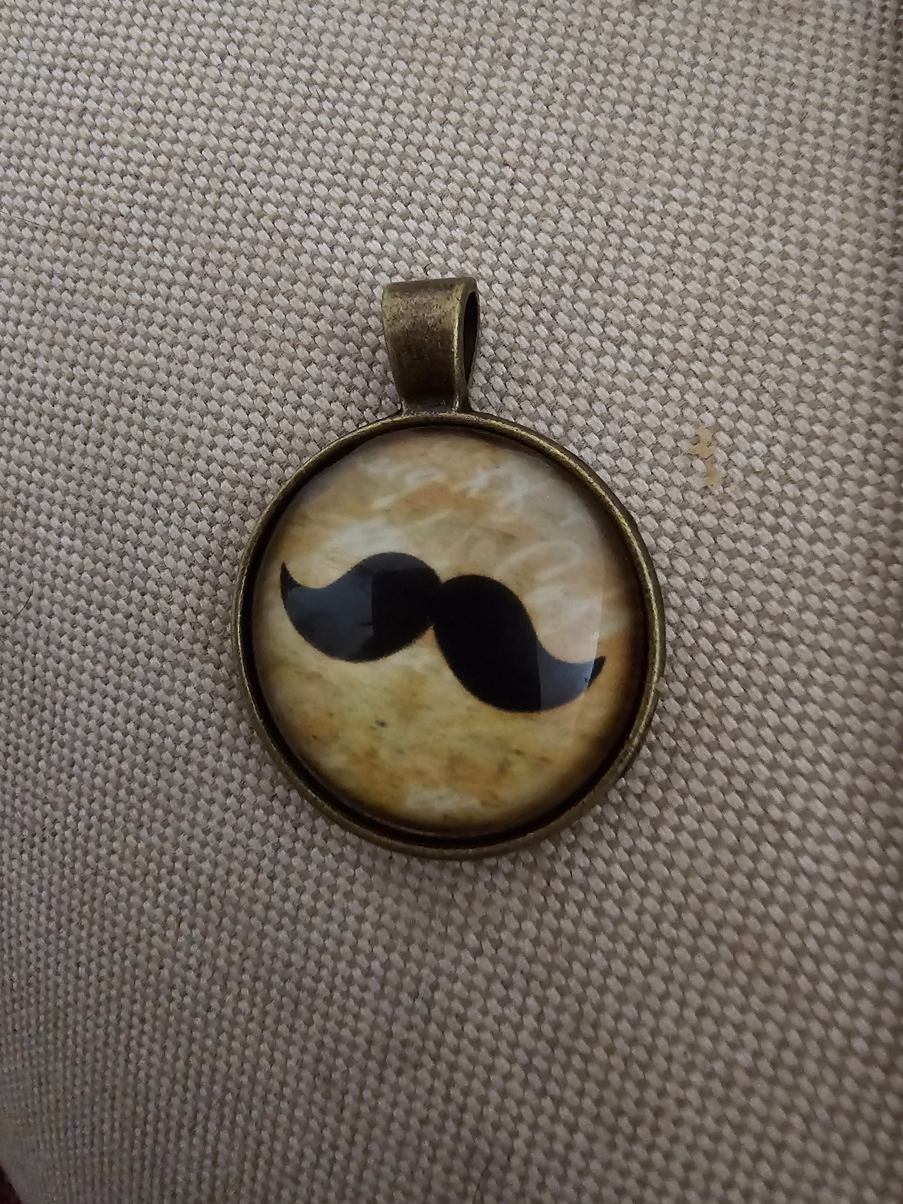 Colgante con mostacho