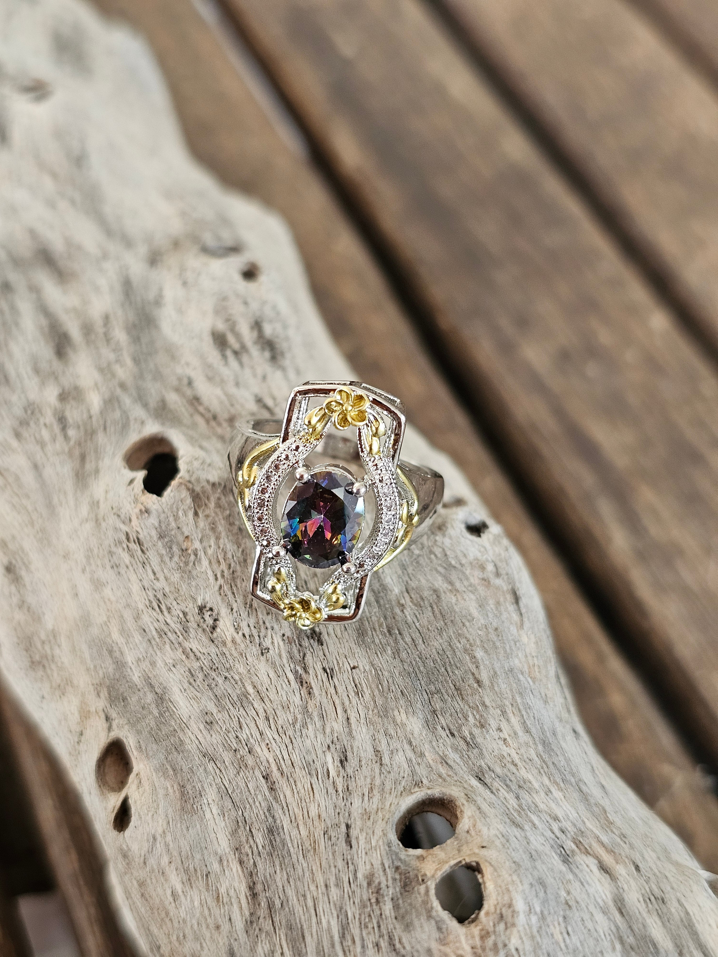 Llamativo anillo con filigranas y piedra
