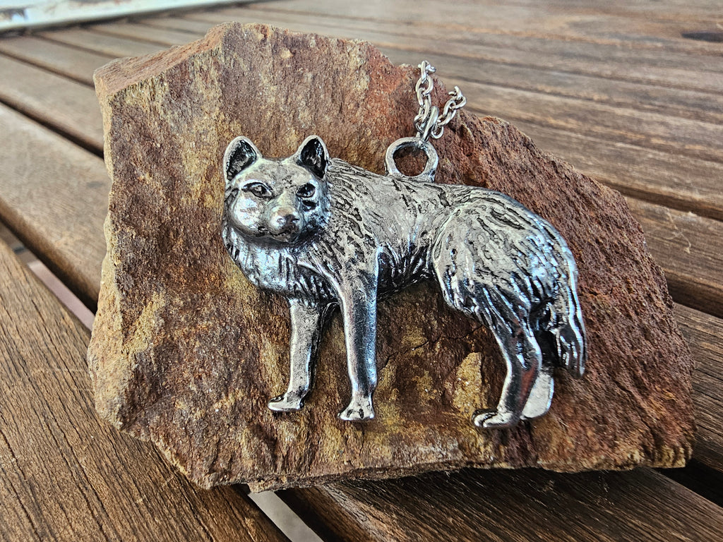 Collar Colgante Lobo Salvaje – Plata Envejecida y Relieve 3D