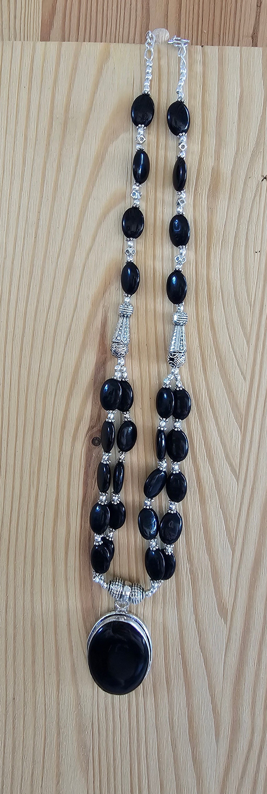 Collar elegante negro