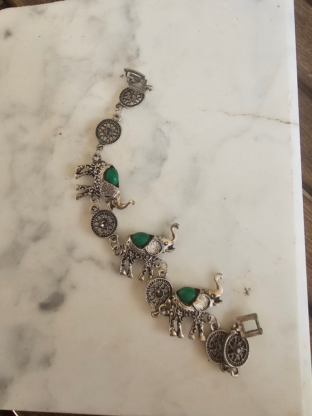 Pulsera Estilo Étnico con Elefantes y Piedras Verdes