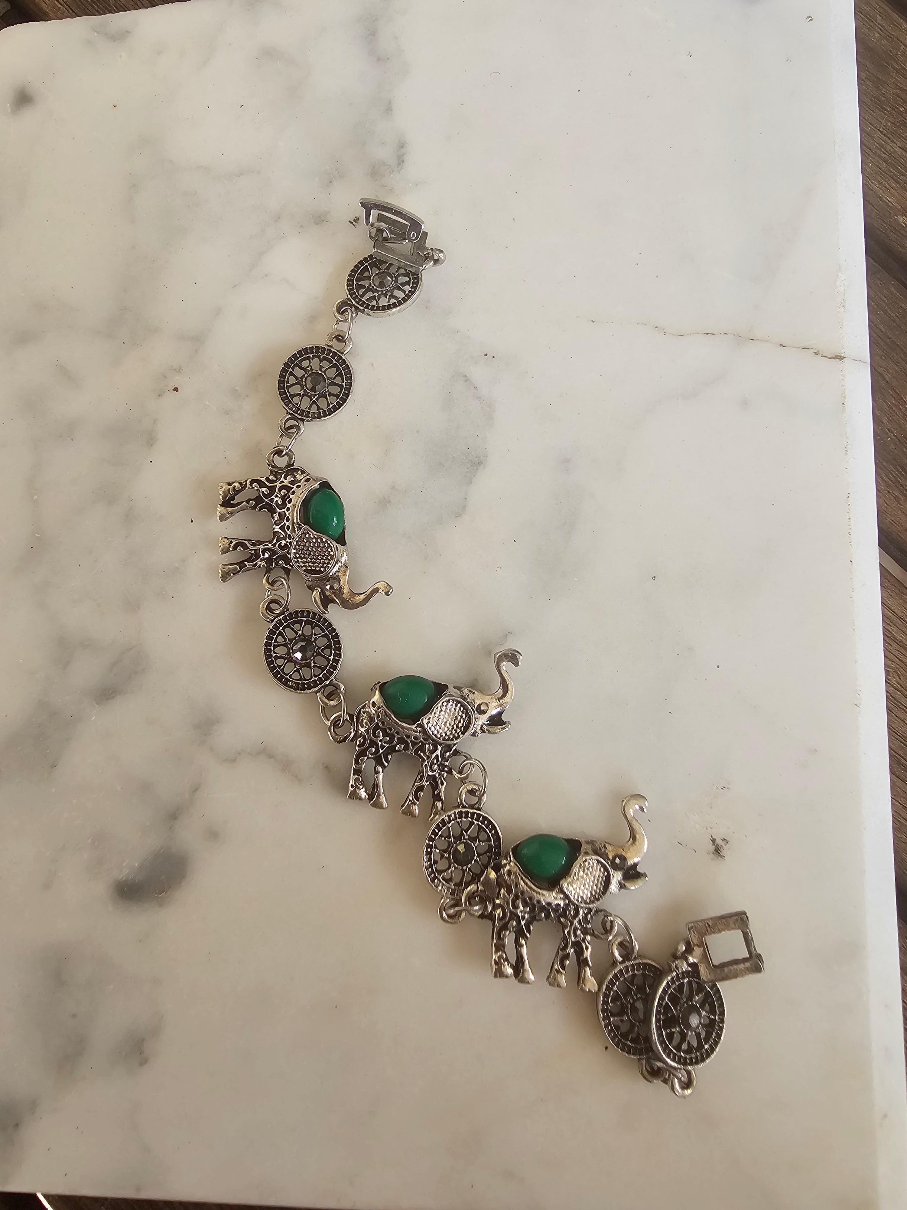 Pulsera Estilo Étnico con Elefantes y Piedras Verdes