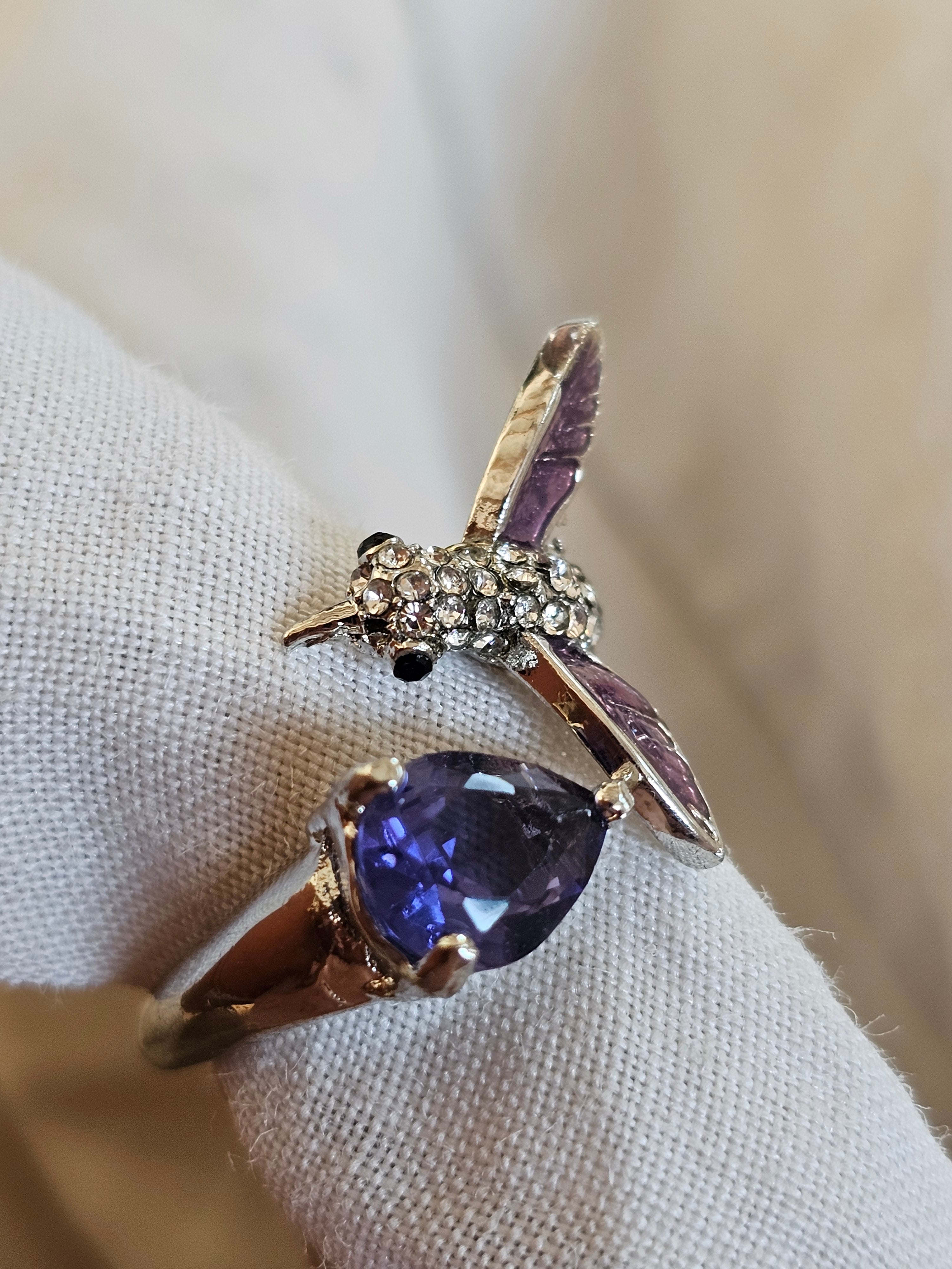 Anillo bonito con muchos detalles