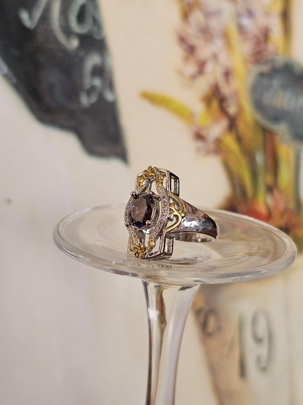 Llamativo anillo con filigranas y piedra