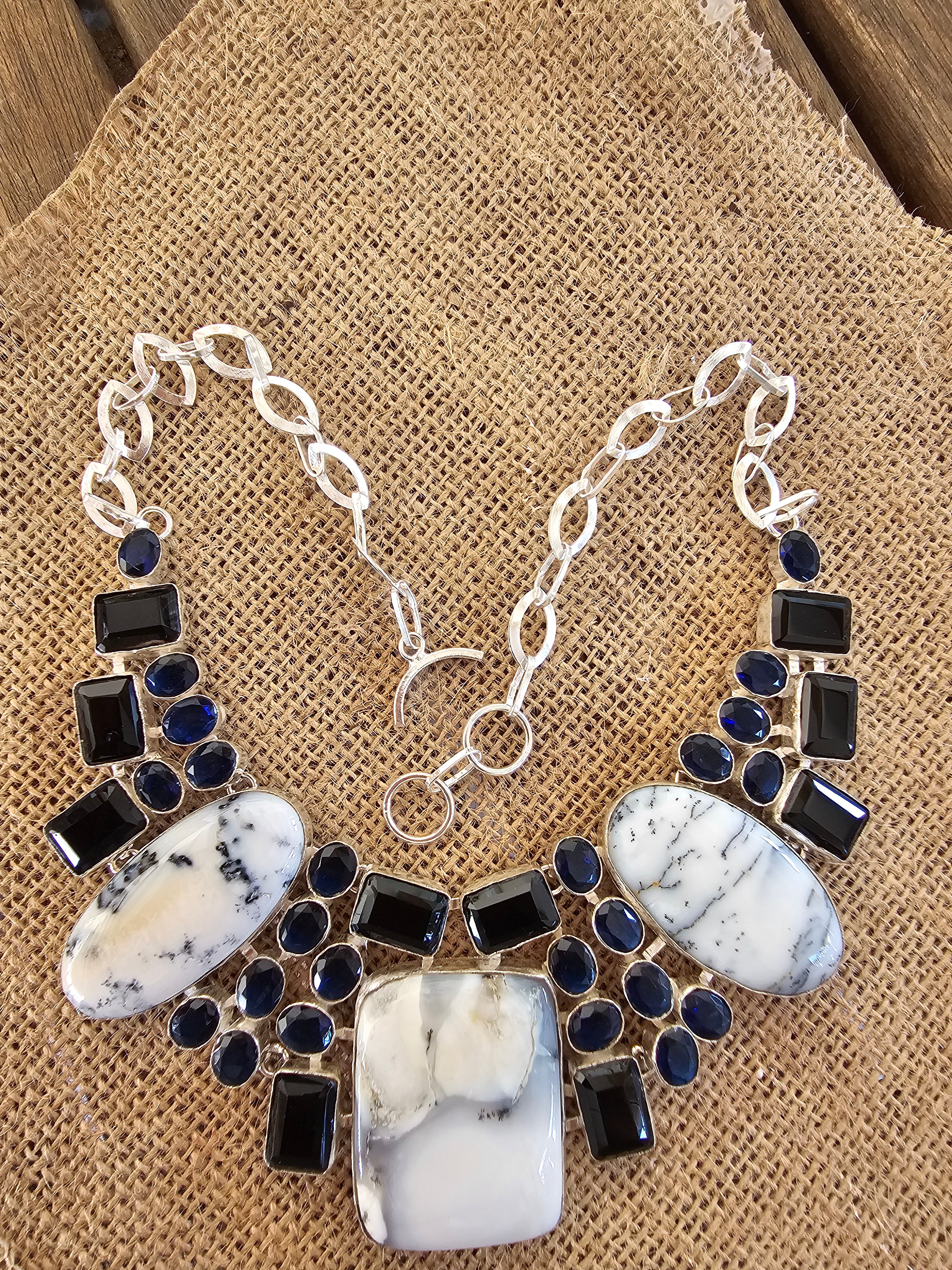 Collar elegante y magnífico