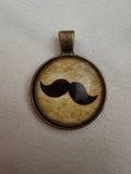 Colgante con mostacho