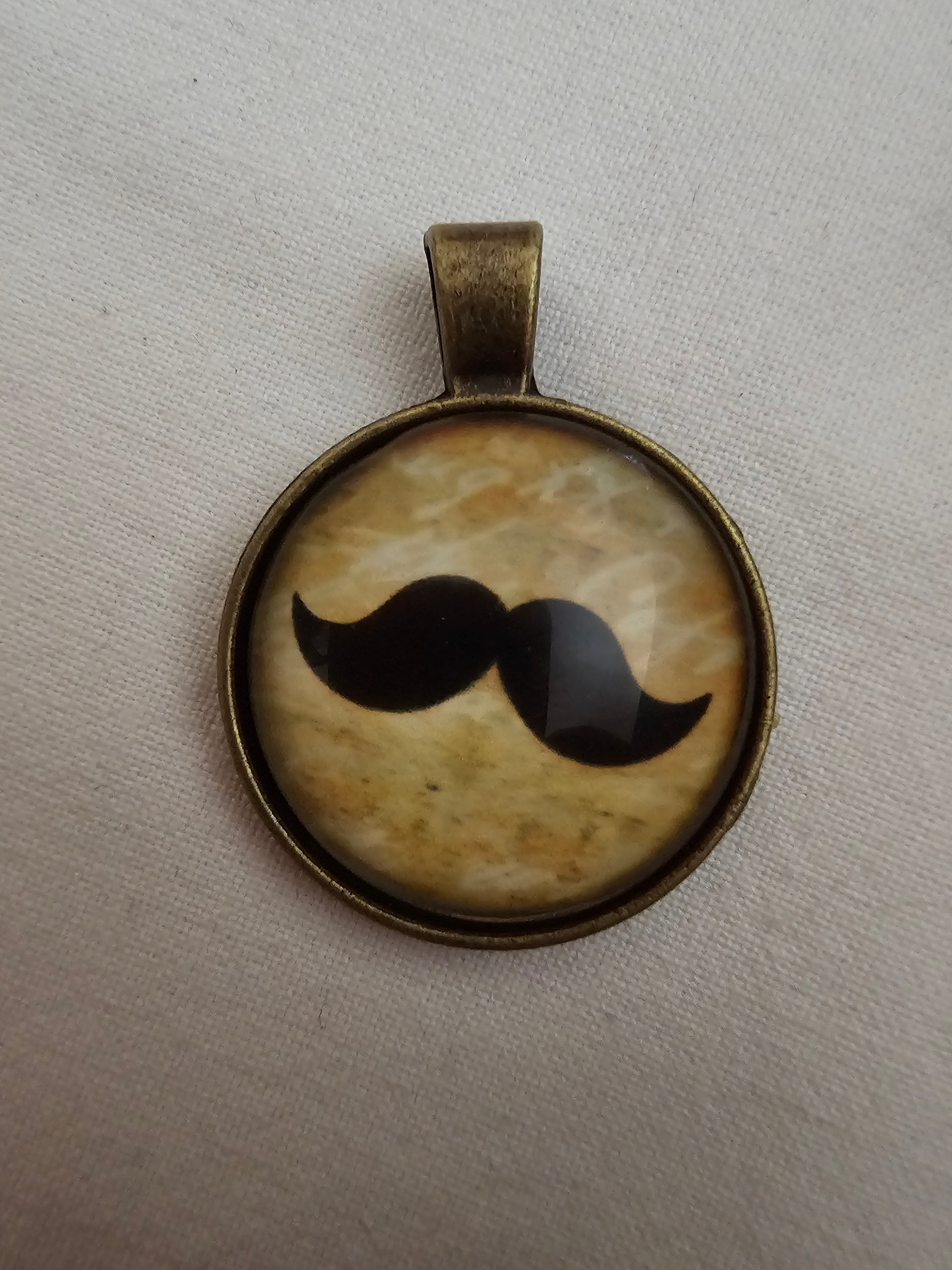 Colgante con mostacho