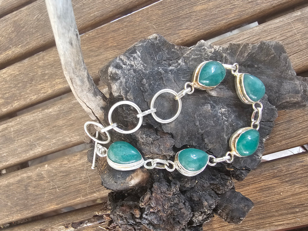 Pulsera de Piedras Verdes en Gota con Acabado Plateado y Cierre T-Bar