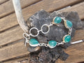 Pulsera de Piedras Verdes en Gota con Acabado Plateado y Cierre T-Bar