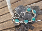 Pulsera de Piedras Verdes en Gota con Acabado Plateado y Cierre T-Bar