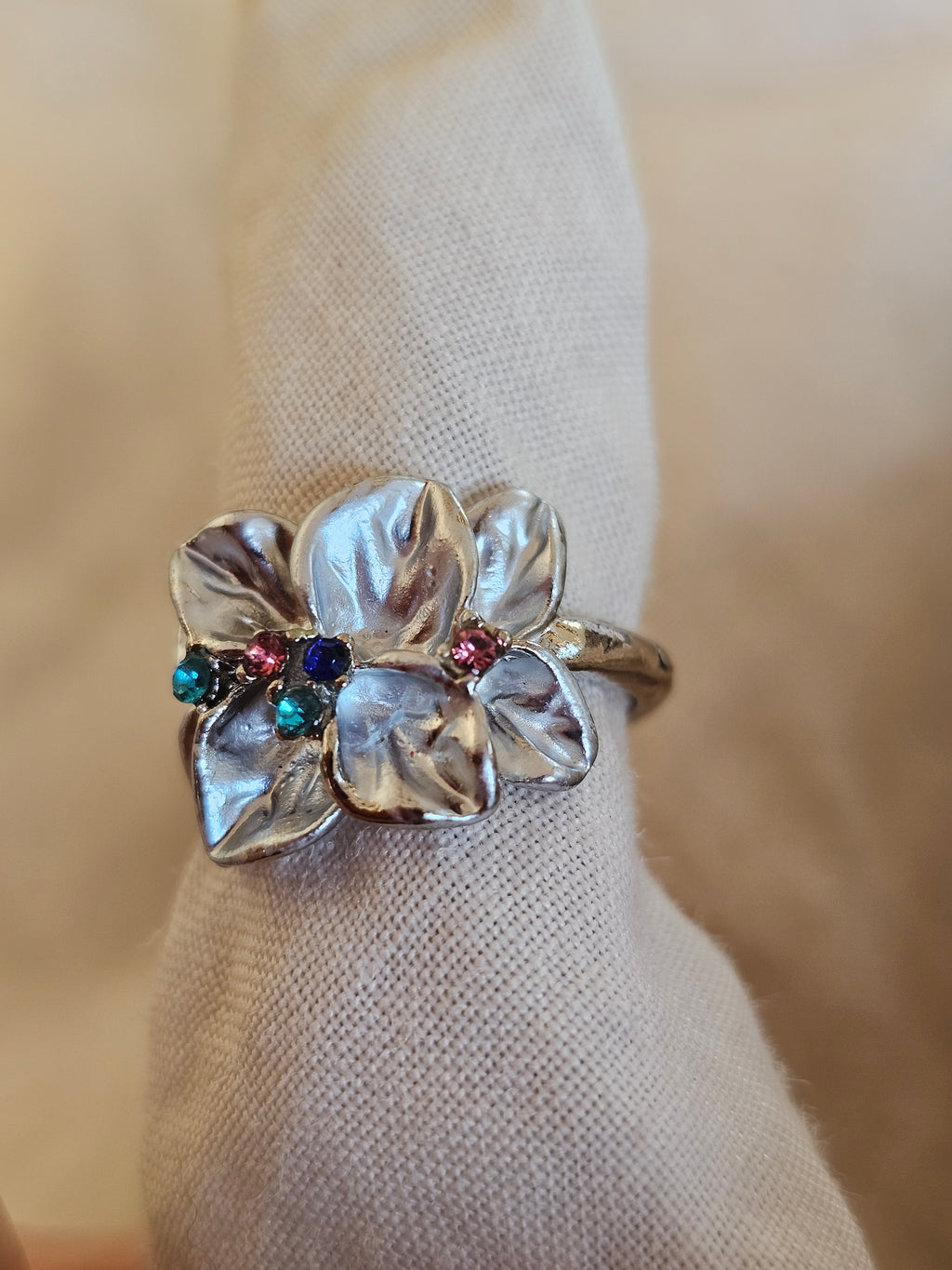 Anillo delicado en forma de flores