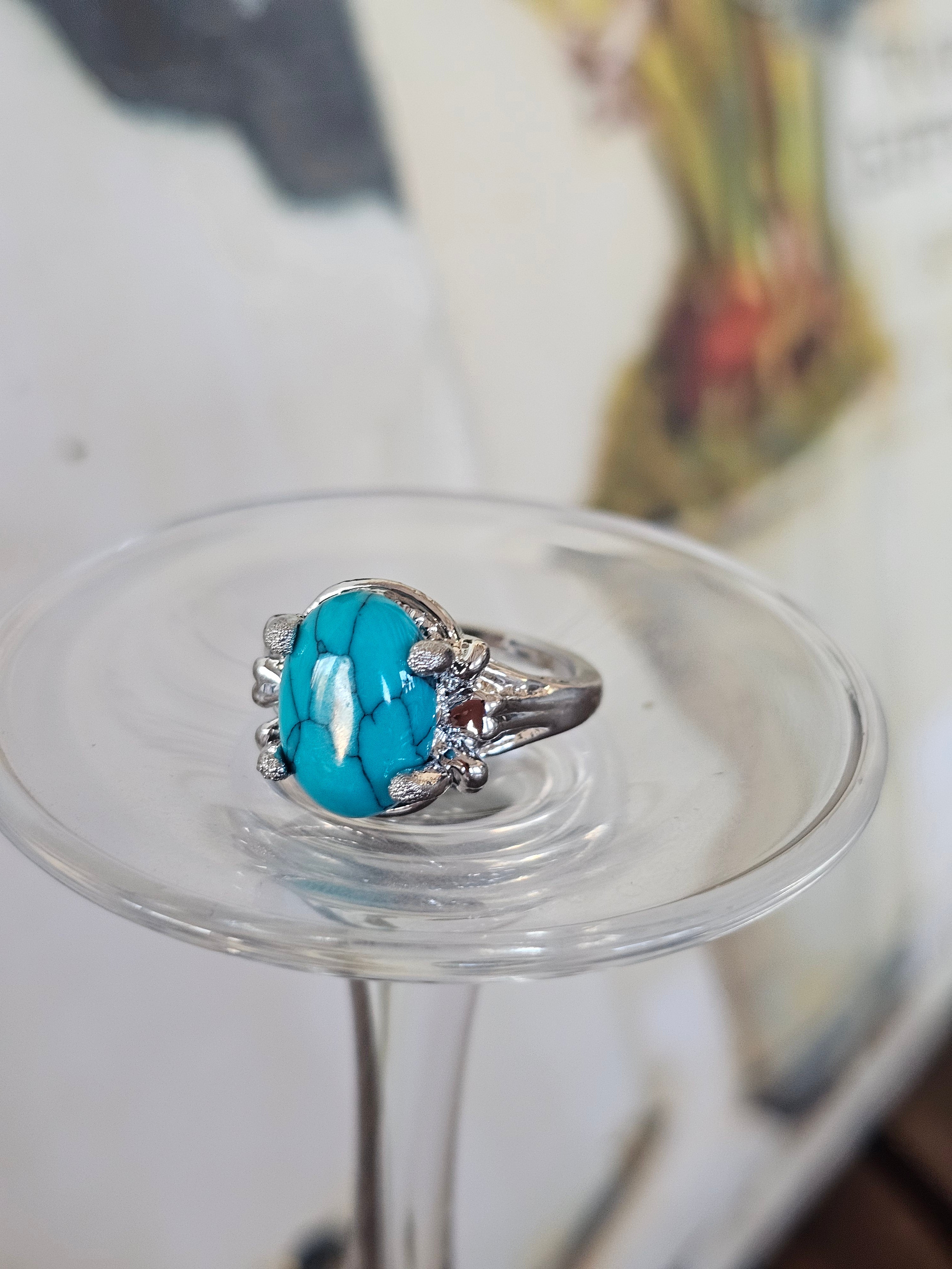Bohemio anillo con engastes tipo garra