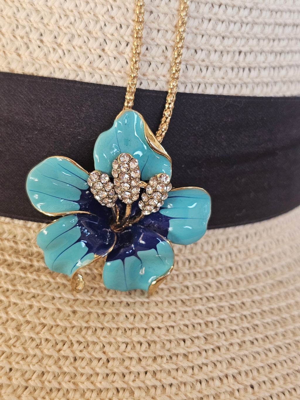 Colgante y brocha de Betsey Johnson