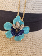 Colgante y brocha de Betsey Johnson
