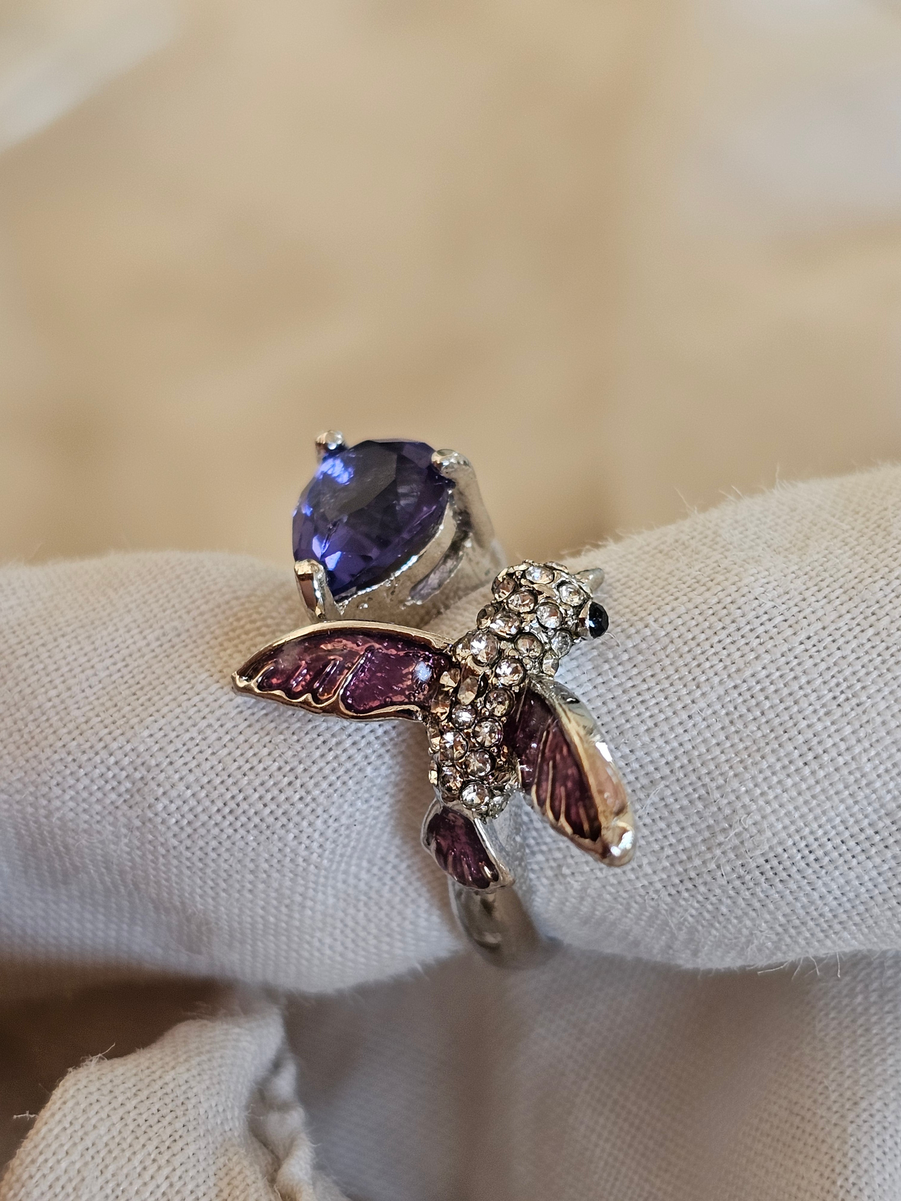 Anillo bonito con muchos detalles