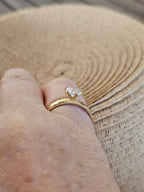 Lindo anillo estilo solitario
