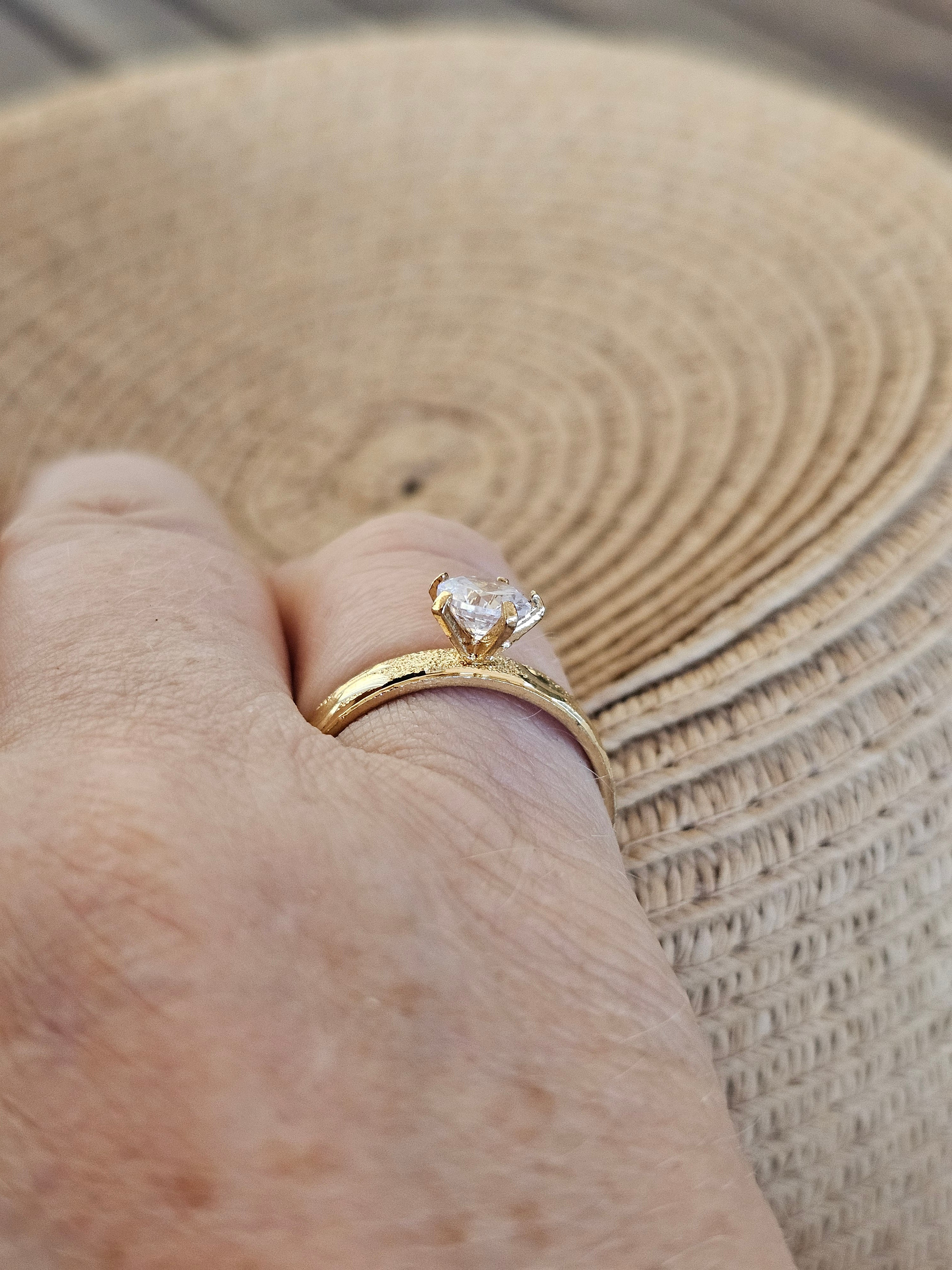 Lindo anillo estilo solitario