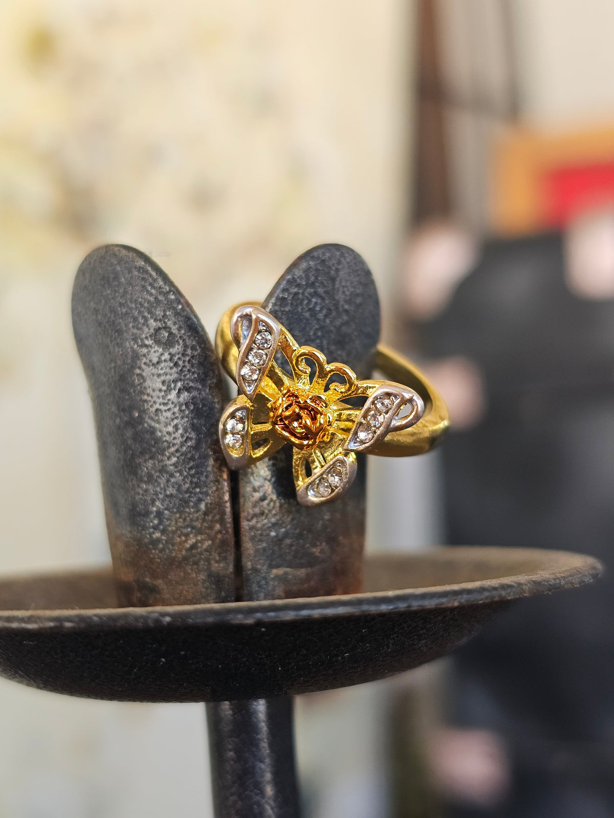 Un anillo en forma de mariposa
