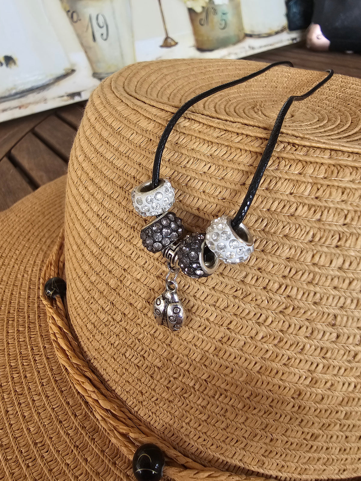 Collar de Cordón Negro con Colgante de Mariquita y Cuentas de Cristal Estilo Pandora