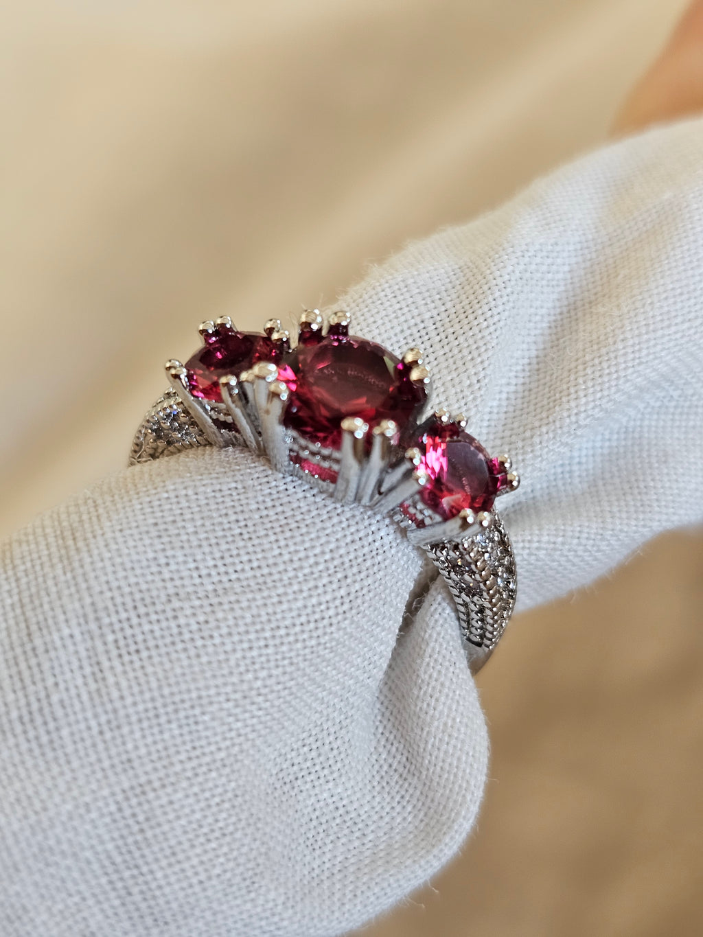 Muy bonito anillo de fila